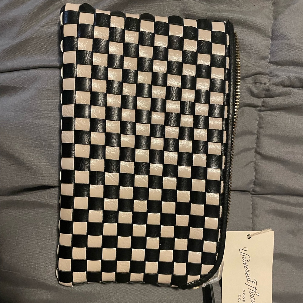 Universal thread checkered pouch